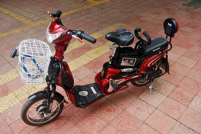kelebihan sepeda motor listrik bagi lingkungan dibandingkan sepeda motor konvensional