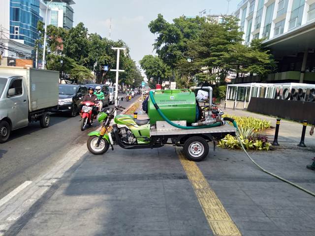 [Foto] Begini Tanaman Di Taman Kota Jakarta Disiram