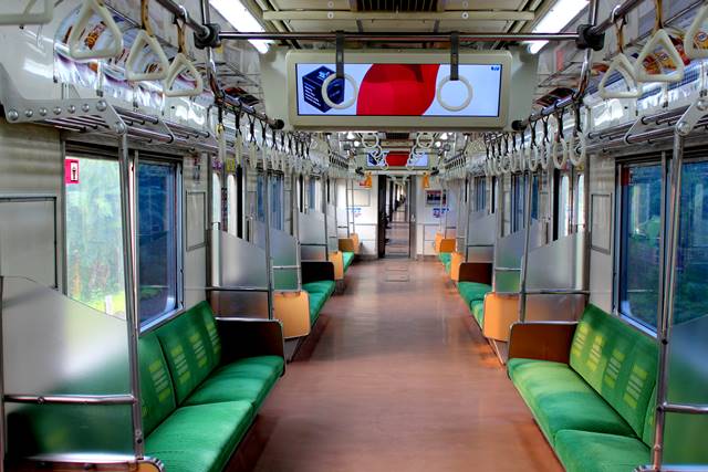 Mengapa di Commuter Line Tidak Ada Tempat Sampah